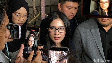 Foto: Davina Karamoy usai diperiksa di Polda Metro Jaya terkait kasus Hanania Travel. (Wildan N/detikcom)