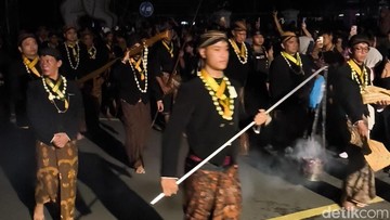 Suasana kiran malam 1 suro di Pura Mangkunegaran, Kota Solo, Selasa (16/6/2026). (Agil Trisetiawan Putra/detikJateng)