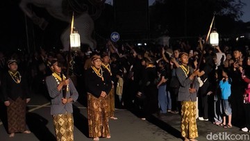 Kontroversi Pakaian Adat di Kirab 1 Suro Mangkunegaran: Benarkah Ada Izin Penyelenggara?