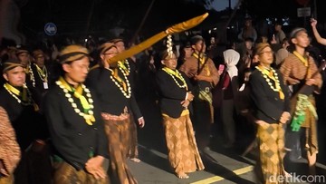 Heboh Momen Unik Pria Berbusana Kebaya Meriahkan Ritual Agung Kirab Malam 1 Suro di Keraton Mangkunegaran