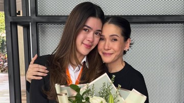 Kayra Miendra putri Mieke Amalia dan Tora Sudiro lulus sidang skripsi. Momen bahagia kelulusan Kayra diunggah oleh Mieke Amalia dalam unggahan akun Instagram pribadinya. Foto: Instagram @mieke_amalia