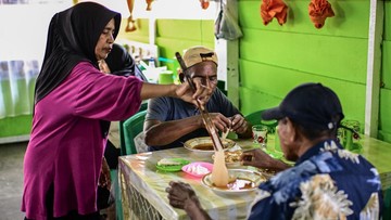 Pedagang menyiapkan papeda terbang untuk pengunjung di Rumah Makan Papeda Terbang Singgah Dolo, Tulehu, Kabupaten Maluku Tengah, Maluku. Atraksi penyajian tersebut menjadi daya tarik wisata kuliner berbasis pangan lokal. ANTARA FOTO/Rivan Awal Lingga