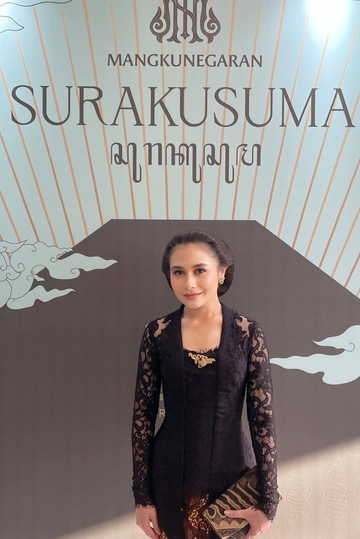 Pesona Elegan Prilly Latuconsina dalam Balutan Kebaya Hitam di Puncak Perayaan Malam 1 Suro Mangkunegaran
