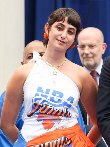 Kolaborasi Unik: 'First Lady' New York Rama Duwaji Ciptakan Busana High Fashion dari Merchandise Tim Knicks