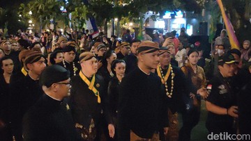 Ilustrasi Kirab Malam 1 Suro di Puro Mangkunegaran Solo. Foto: Tara Wahyu NV/detikJateng
