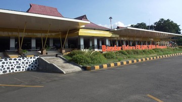 Bandara Frans Seda Maumere ditutup akibat erupsi Gunung Lewotobi Laki-laki. Foto: ANTARA FOTO/Gregorio J Gilbert