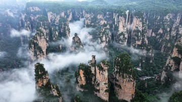 Pemandangan spektakuler terlihat di Taman Hutan Nasional Zhangjiajie, Kota Zhangjiajie, Provinsi Hunan, China, pada Sabtu (20/6/2026), setelah hujan yang turun di kawasan tersebut memicu terbentuknya kabut dan awan tebal di antara pegunungan. VCG via Getty Images/VCG
