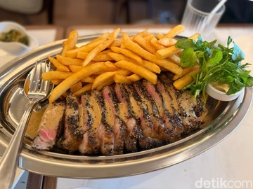 Pengalaman bersantap elegan dan mewah dengan sentuhan lebih kasual bisa dirasakan di restoran Prancis baru, Le’Comptoir Quarter. Restoran yang resmi membuka pintunya pada Jumat (22/5/2026) itu hadir dengan atmosfer restoran khas kota Paris, tetapi dibuat lebih modern. Foto: Detikcom / Atiqa Rana