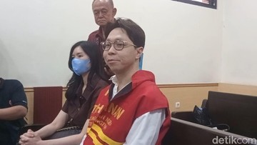 Richard Lee didampingi istri di PN Tangerang. Foto: Ahsan/detikHOT