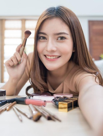Fenomena Belanja Kosmetik Via Siaran Langsung: Mampukah Livestream Menggantikan E-commerce Konvensional?