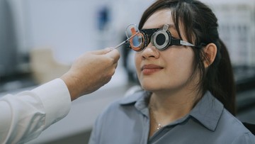 Mengapa Penglihatan Dekat Menurun Seiring Usia? Ini Penjelasan Dokter Mengenai Presbiopia