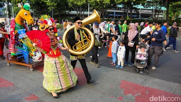 Semarak Budaya Jakarta: Ondel-Ondel dan Tanjidor Dominasi Kemeriahan Peringatan Ulang Tahun Kota di CFD Bundaran HI