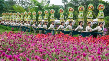 Dalam parade tersebut, warga tampak berjalan beriringan sambil menjunjung gebogan atau sesajen berisi buah, bunga, dan hiasan janur. Prosesi ini tidak hanya menghadirkan keindahan visual, tetapi juga mencerminkan nilai spiritual dan tradisi yang telah diwariskan secara turun-temurun di masyarakat Bali. ANTARA FOTO/Nyoman Hendra Wibowo