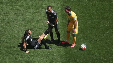 Wasit Felix Zwayer mendapat pertolongan karena kram di laga AS Vs Australia. (Foto: Getty Images/Alex Grimm)