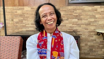 Mandra, seniman senior Betawi. Foto: Instagram @dapurngacir/detikfood