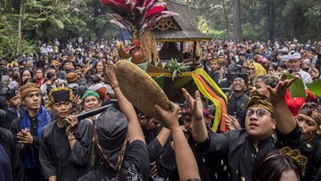 Dalam prosesi tersebut, masyarakat adat tampak mengarak jampana sebagai bagian dari rangkaian ritual adat yang sarat makna. Upacara Ngertakeun Bumi Lamba sendiri dimaknai sebagai ungkapan rasa syukur kepada Tuhan Yang Maha Esa atas alam semesta yang telah memberikan kehidupan, sekaligus sebagai pengingat pentingnya menjaga keseimbangan alam dan lingkungan. ANTARA FOTO/Abdan Syakura