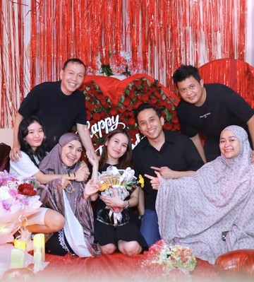 Momen Hangat Ulang Tahun ke-34 Ayu Ting Ting, Kehadiran Kevin Gusnadi Jadi Sorotan Publik