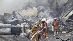 Foto: Kebakaran melanda pabrik sandal di Tangerang, petugas Damkar berupaya mencegah perambatan ke permukiman. (dok. ist)