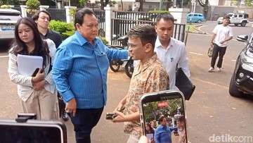 Ruben Onsu dan Minola Sebayang tiba di KPAI, Jakarta Pusat, Senin (22/6/2026). Foto: Muhammad Ahsan Nurrijal/detikcom