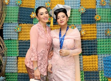 Pesona Anggun Angel Karamoy Kenakan Kebaya Pink Pastel Rayakan Kelulusan Sang Putri