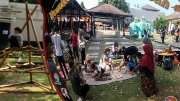 Anak didampingi orang tuanya mencoba permainan tradisional saat Festival Dolanan Bocah 2026 di Dalem Joyokusuman, Solo, Jawa Tengah. Kegiatan tersebut menghadirkan berbagai permainan rakyat sebagai sarana edukasi dan pelestarian budaya. ANTARA FOTO/Maulana Surya
