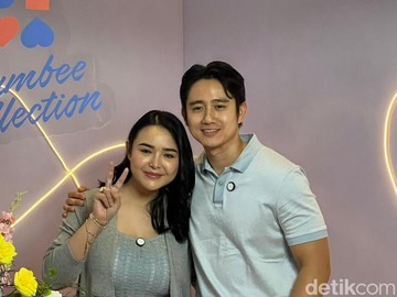 Kemesraan Amanda Manopo dan Kenny Austin yang kompak berpose setengah hati atau love sign di depan backdrop Bumbee Collection. Aura kebahagiaan terpancar jelas dari wajah mereka. (Foto: Mauludi Rismoyo)