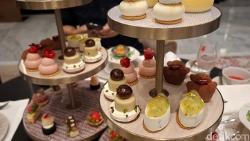 The Drawing Room St. Regis Jakarta menawarkan afternoon tea yang berbeda dari biasanya. Hingga 31 Juli 2026 mendatang ada pastry-pastry cantik yang dibuat khusus. Foto: Diah Afrilian/detikcom