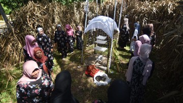 Kaum ibu berjalan mengitari daraga Tabuik Pasa saat prosesi Maatam di Pariaman, Sumatera Barat. Tradisi tersebut menjadi bagian dari rangkaian Pesona Hoyak Tabuik Budaya Pariaman yang menggambarkan kesedihan atas peristiwa Karbala. ANTARA FOTO/Fitra Yogi