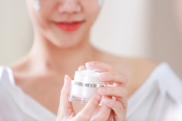 Menelisik Keamanan Glutathione dalam Rangkaian Skincare Ibu Hamil: Panduan Konsultasi dan Peringatan