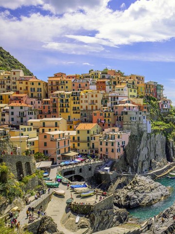 Ancaman Denda Fantastis di Cinque Terre Italia: Turis Dilarang Keras Pakai Sandal Jepit Saat Mendaki