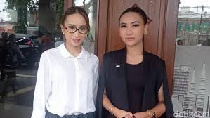 Rafaela (baju putih) menghadiri sidang cerai didampingi kuasa hukumnya, Finandita. Foto: Desi Puspasari/detikcom