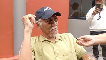 Tio Pakusadewo merasa kondisinya kini ibaratkan adegan film, sudah sampai di tikungan terakhir. Foto: Capture Rumpi: No Secret