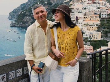 Gading Marten dan Medina Dina tampil kompak mengenakan outfit kasual bernuansa kuning dan putih. Sambil menyusuri jalanan estetik khas Italia, keduanya tak ragu memamerkan senyum lebar penuh kebahagiaan. Medina juga tampil menawan dengan topi rajut cokelatnya. (Foto: dok Instagram gadiiing / abiismail)