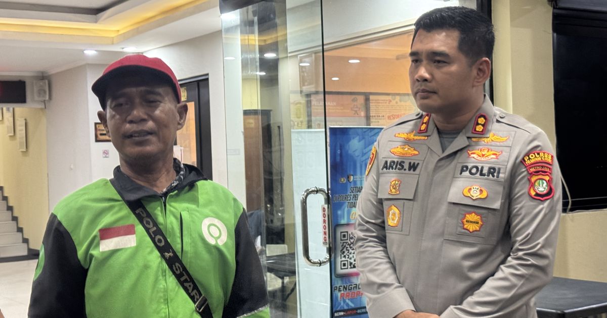 Seorang pengemudi ojol (kiri) menjadi korban penipuan penumpangnya yang mengaku jadi kru kapal. Beruntung motor yang sempat dibawa kabur pelaku, berhasil diselamatkan. [Foto: Jakarta Hype]