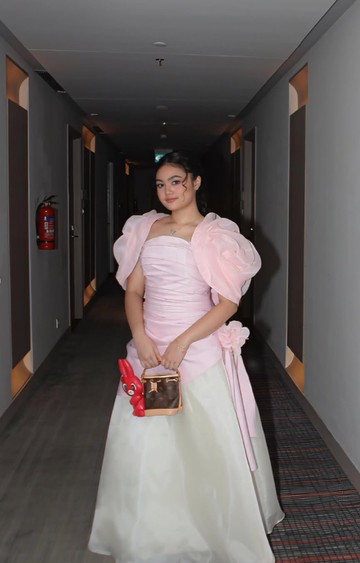 Pesona Elegan Amora Lemos dalam Balutan Gaun Pink di Momen Prom Night Kelulusan SMP