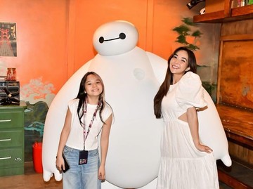 Gisel mengajak Gempi untuk menikmati liburan impian anak-anak yakni berlayar bersama Disney Cruise Adventure. Saat datang, mereka kompak berpose membentuk simbol hati dengan jari tangan yang ditujukan untuk karakter Daisy Duck yang terlihat lucu dengan topi pelaut di latar belakang. (Foto: dok Instagram gisel_la)
