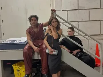 Momen Mesra Bintang 'Off Campus' Mika Abdalla dan Josh Heuston Terabadikan di Paris
