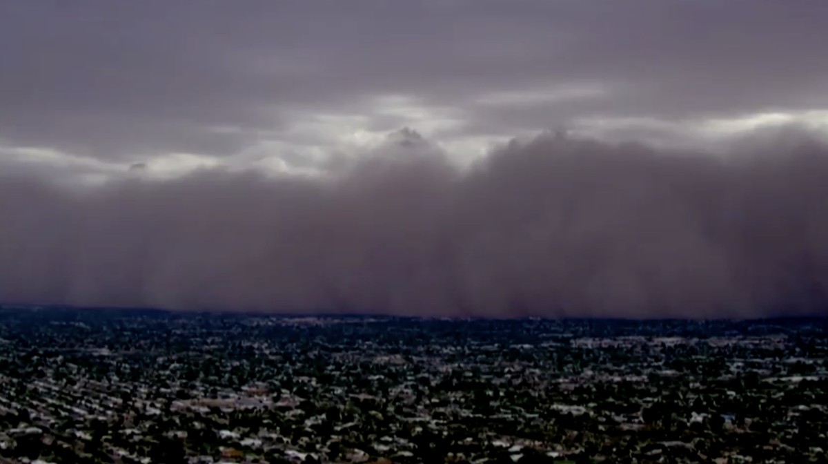 Foto: Badai debu menyelimuti langit di Paradise Valley, Arizona, AS, 25 Agustus 2025 (ABC AFFILIATE KNXV via Reuters)