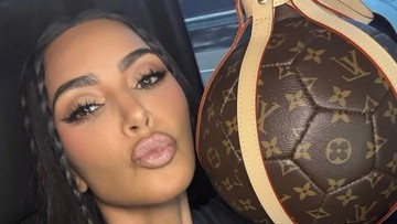 Kim Kardashian Pamer Tas Louis Vuitton Edisi Piala Dunia 1998, Aksesori Koleksi Langka Bernilai Tinggi