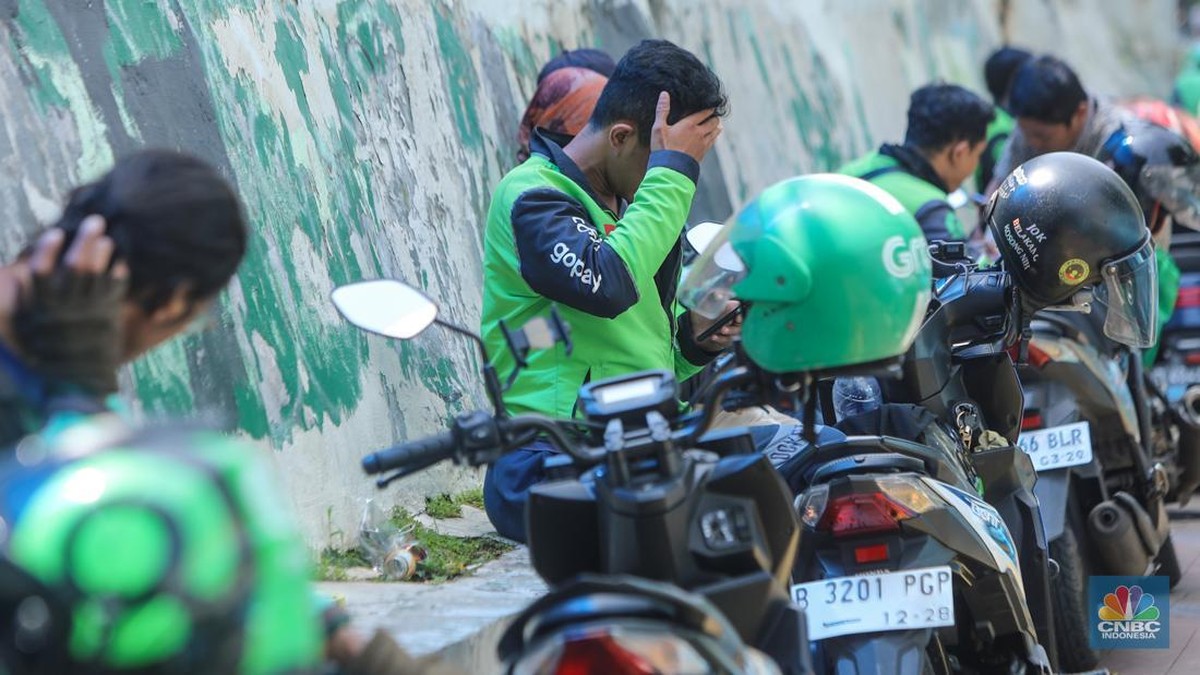 Foto: Pengemudi ojek online (ojol) menunggu orderan di kawasan Palmerah, Jakarta, Rabu (12/2/2025). Masyarakat Transportasi Indonesia (MTI) mengusulkan agar ojek online di Jakarta bisa mendapatkan bahan bakar minyak (BBM) subsidi dengan cara menggunakan plat kuning dalam upaya mendorong masyarakat untuk beralih ke angkutan umum. (CNBC Indonesia/Faisal Rahman)