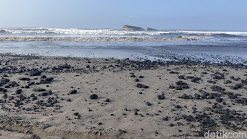 Tumpahan batubara di pantai Pangandaran (Aldi Nur Fadillah/detikJabar)