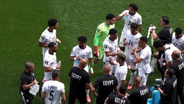 Rahasia di Balik Semburan Air Pemain Bola: Mengapa Mereka Tak Menelannya Saat Bertanding?