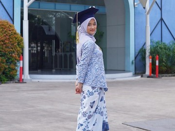 Aisha Keem lulus SMA dari Nizamia Andalusia. Begini potretnya saat memakai toga. (Foto: dok Instagram aishakeem15)