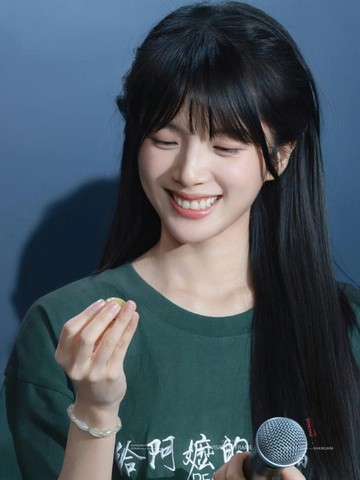 Pesona Alami Li Sitong Menuai Pujian Saat Tampil Tanpa Riasan Tebal di Premiere Film