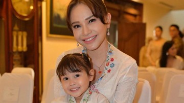 Rossa memangku Raina. Dalam unggahan terbarunya, Rossa memperkenalkan putri asuhnya. 