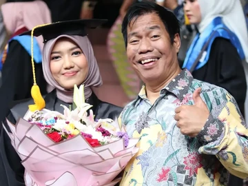 Anak Temon, Rica atau akrab disapa Rambu, lulus kuliah Sarjana Hukum di Universitas Islam Negeri Syarif Hidayatullah. Saat wisuda, ia memakai kebaya ungu. (Foto: dok Instagram temontemplar27)