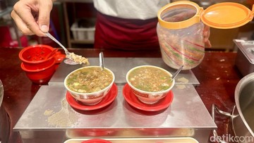 Lekooh menempati bagian depan Oma Huis yang beralamat di Jalan Cikajang Nomor 74, Jakarta Selatan. Pengunjung bisa mengintip proses menyiapkan hidangan di sini. Foto: Andi Annisa DR/detikfood