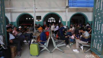 Para calon penumpang Stasiun Pasar Senen (Ari Saputra/detikfoto)