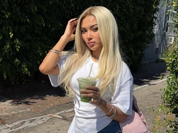 Shakira Jasmine membuka unggahan foto berambut blonde dengan selfie. Tatapan matanya begitu intens. (Foto: dok Instagram shakirajsmn)