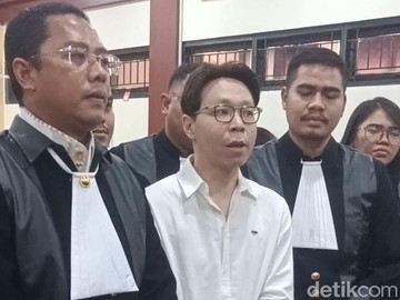 Eksepsi Richard Lee: Klaim Sedang di Singapura-Dakwaan Salah Sasaran. (Foto: Muhammad Ahsan Nurrijal)